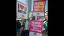 Sejumlah perempuan membawa berbagai poster saat melakukan aksi damai memperingati Hari Ibu di Bundaran HI, Jakarta (21/12/2014). (Liputan6.com/Herman Zakharia)