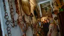 Sejumlah pengunjung melihat barang antik yang dipajang di toko milik Manuel Mosquera di "Pulgas' Market'' di Pamplona, Spanyol utara, (2/3). (AP Photo/Alvaro Barrientos)