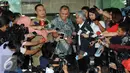 Dirut PT Pertamina Dwi Soetjipto berjabat tangan dengan Ketua KPK Agus Rahardjo usai pertemuan, Jakarta, Kamis (24/3). Pertamina juga dipercaya menjadi proyek percontohan BUMN anti suap. (Liputan6.com/Helmi Afandi)
