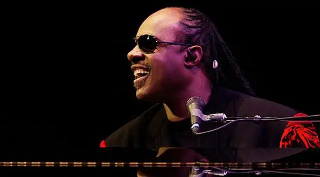 Stevie Wonder adalah seorang penyanyi tuna netra kelahiran Amerika