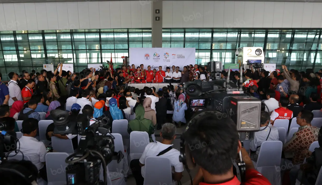 Tontowi Ahmad, Liliyana Natsir, Eko Yuli dan Sri Wahyuni  mengikuti acara tatap muka bersama wartawan dan warga sebelum menaiki bus Bandros di Terminal 3, Bandara Soekarno-Hatta, Banten, Selasa (23/8/2016). (Bola.com/Nicklas Hanoatubun)