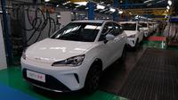 NETA Auto Indonesia resmi memulai aktivitas produksi mobil listrik NETA V-II secara Completely Knocked Down (CKD) di pabrik PT Handal Indonesia Motor di Pondok Ungu, Bekasi, Jawa Barat. (Liputan6.com / Septian P.)
