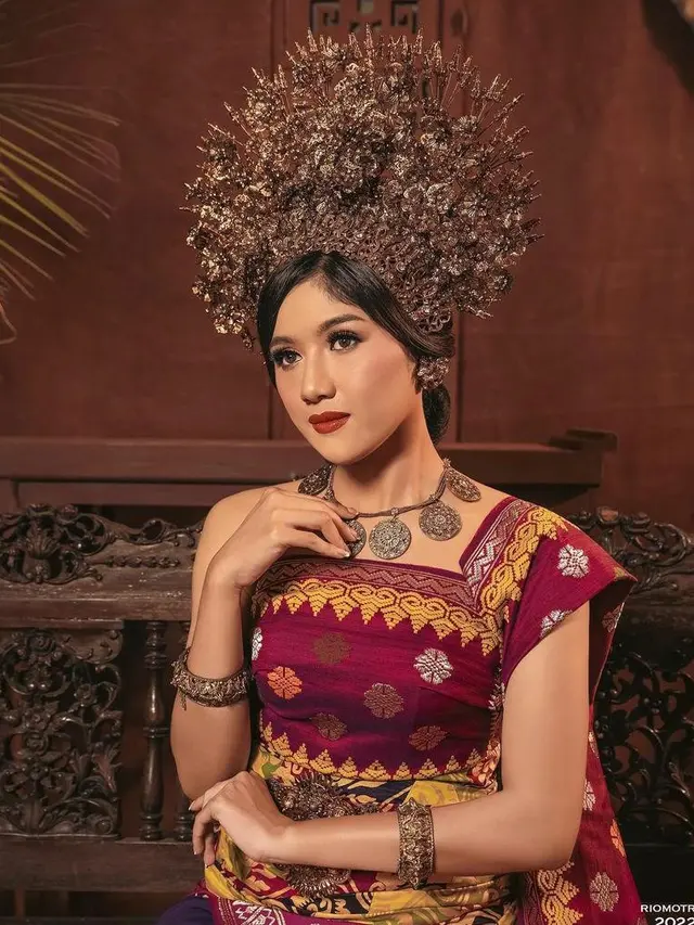 6 Potret Kaesang Pangarep dan Erina Gudono Kenakan Busana Adat Bali di Foto Prewedding Terbaru
