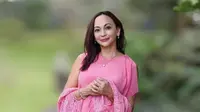 5 Potret Cantik Gladys Suwandhi di Usia 55 Tahun, Selalu Awet Muda dan Makin Memesona