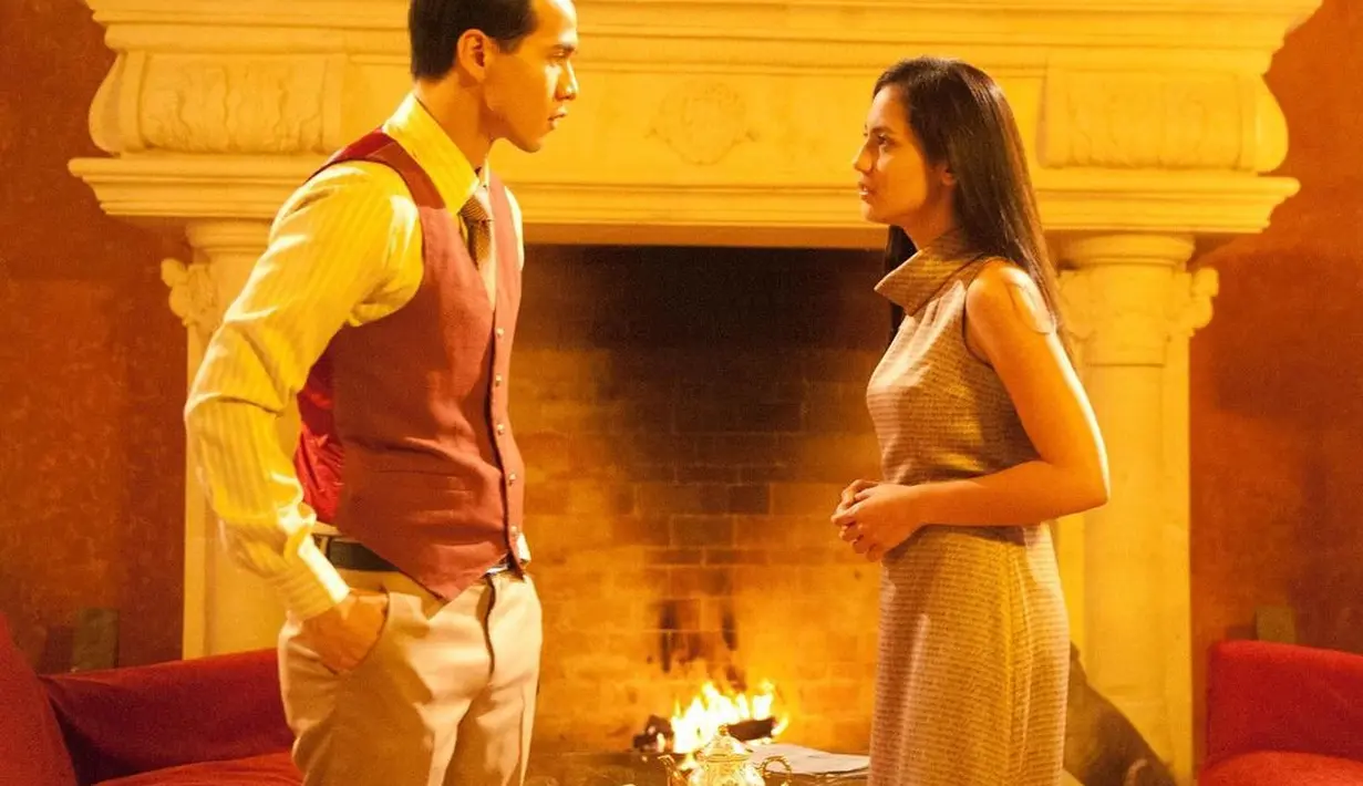 Pevita Pearce dalam balutan sebuah dress tanpa lengan dengan detail turtleneck, membalut tubuhnya dengan amat baik. Pevita tampil beradu peran dengan gaya rambut lurus yang dibiarkan tergerai. [Foto: Instagram/pevpearce]