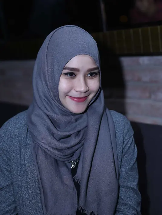 Saat dijumpai di kantor MD Pictures, Kuningan, Jakarta Selatan, Jumat (5/2/2016), istri dari sutradara Hanung Bramantyo ini mengaku kehamilannya kali ini lebih kuat, menurutnya dikarenakan kali ini berjenis kelamin laki-laki. (Nurwahyunan/Bintang.com)