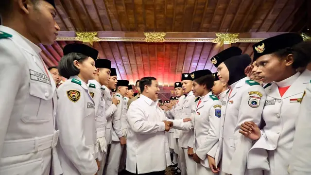 Presiden Prabowo Subianto saat bertemu para petugas yang terlibat dalam rangkaian peringatan Hari Ulang Tahun (HUT) ke-81 RI di Hambalang. (Dok. Tim Media Presiden)