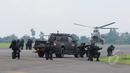 Atraksi pembebasan sandera oleh Detasemen Bravo dalam acara peringatan HUT ke-69 TNI AU AU Tahun 2015 di Lanud Halim Perdanakusuma, Jakarta, Kamis (9/4/2015). Acara tersebut menampilkan demo darat dan atraksi udara. (Liputan6.com/Herman Zakharia)