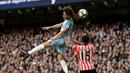 Pemain Manchester City, Leroy Sane (kiri), berebut bola dengan pemain Southampton, Cuco Martina, dalam laga Premier League di Stadion Etihad, Manchester, Minggu (23/10/2016). (AFP/Oli Scarff)