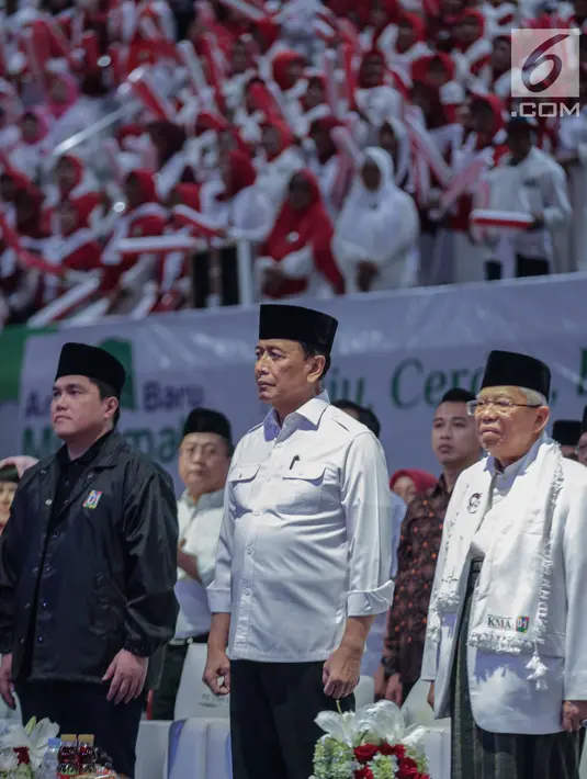 Cawapres nomor urut 01 Ma'ruf Amin (kanan) bersama Menko Polhukam Wiranto (tengah) dan Ketua Tim Kampanye Nasional Erick Thohir saat menghadiri deklarasi dukungan Arus Baru Muslimah di Istora Senayan,  Jakarta, Minggu (24/2). (Liputan6.com/Faizal Fanani)