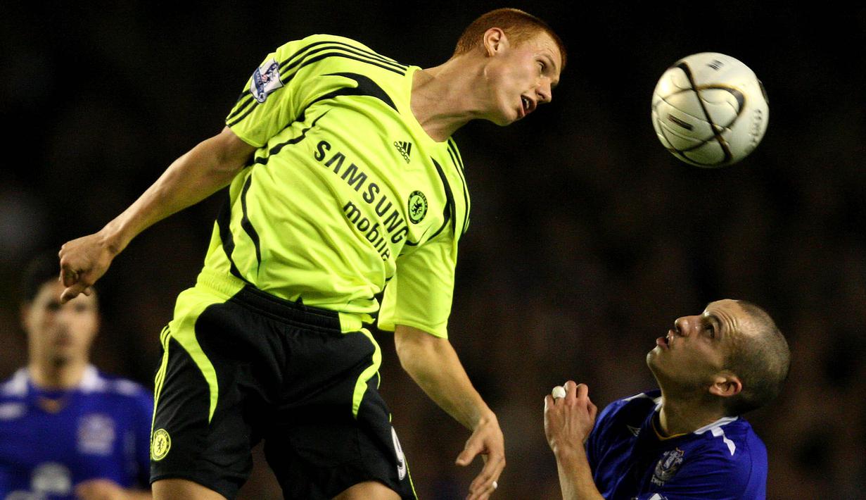 4. Steve Sidwell - Tampil gemilang bersama Reading membuat Chelsea tertarik mendatangkannya. Tak mampu menembus skuad utama The Blues, gelandang asal Inggris ini hanya bertahan satu musim dan pindah ke Aston Villa. (AFP/Andrew Yates)