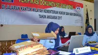 Panitia seleksi CPNS Kanwil Kemenkumham Bengkulu sedang melakukan verifikasi berkas yang masuk melalui kantor Pos Bengkulu (Liputan6.com/Yuliardi Hardjo)