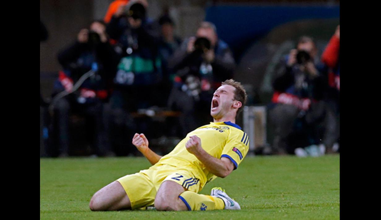 Bek Chelsea, Miroslav Branislav Ivanovic melakukan selebrasi usai mencetak gol ke gawang PSG saat putaran 16 besar Liga Champions di Stadion Parc des Princes , Paris (17/2/2015). PSG bermain imbang dengan Chelsea (1-1). (REUTERS/Christian Hartmann)