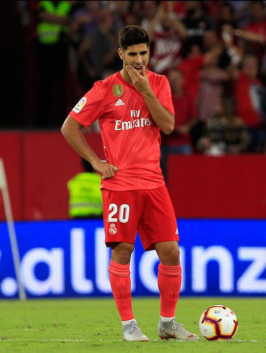 Gelandang Real Madrid, Marco Asensio tertunduk usai pertandingan melawan Sevilla pada lanjutan La Liga Spanyol di stadion Sanchez Pizjuan (26/9). Sevilla berhasil mengalahkan Madrid dengan skor telak 3-0. (AP Photo/Miguel Morenatti)