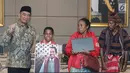 Menteri Pendidikan dan Kebudayaan, Muhadjir Effendy berfoto bersama Yohanes “Joni” Ande Kala dan kedua orang tuanya saat diundang datang ke Gedung Kemendikbud, Jakarta Pusat, Senin (20/8). (Liputan6.com/Herman Zakharia)