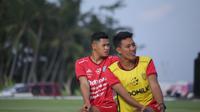 Taufik Hidayat (kiri) saat berlatih bersama Bali United jelang Liga 1 2022/2023. (Alit Binawan/Bola.com)