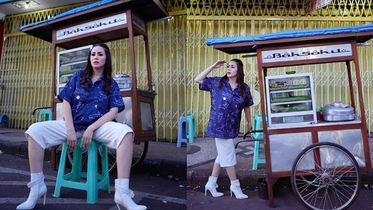 6 Gaya Momo Geisha saat Beli Bakso di Pasar Baru Malang, Curi Perhatian