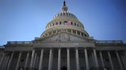 Gedung Capitol mengibarkan bendera setengah tiang sebagai tanda berduka atas penembakan brutal di Las Vegas di Washington, DC, AS (2/10). Menurut laporan, Stephen Paddock bunuh diri di lokasi kejadian. (Mark Wilson/Getty Images/AFP)