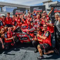 Pesta tim Ducati merayakan sukses Marc Marquez di Sirkuit Balaton Park, Hungaria. (FERENC ISZA / AFP)