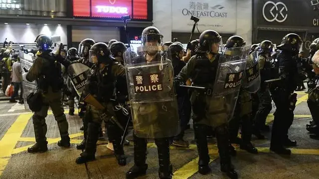 Polisi Hong Kong menangkap sejumlah demonstran. (AFP)