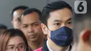 Harvey Moeis sempat melemparkan pandangannya sejenak ke arah awak media tanpa berbicara sedikitpun. (Liputan6.com/Herman Zakharia)