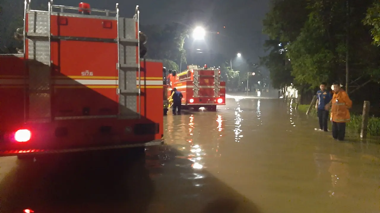 Damkar Jaktim Kuras Banjir