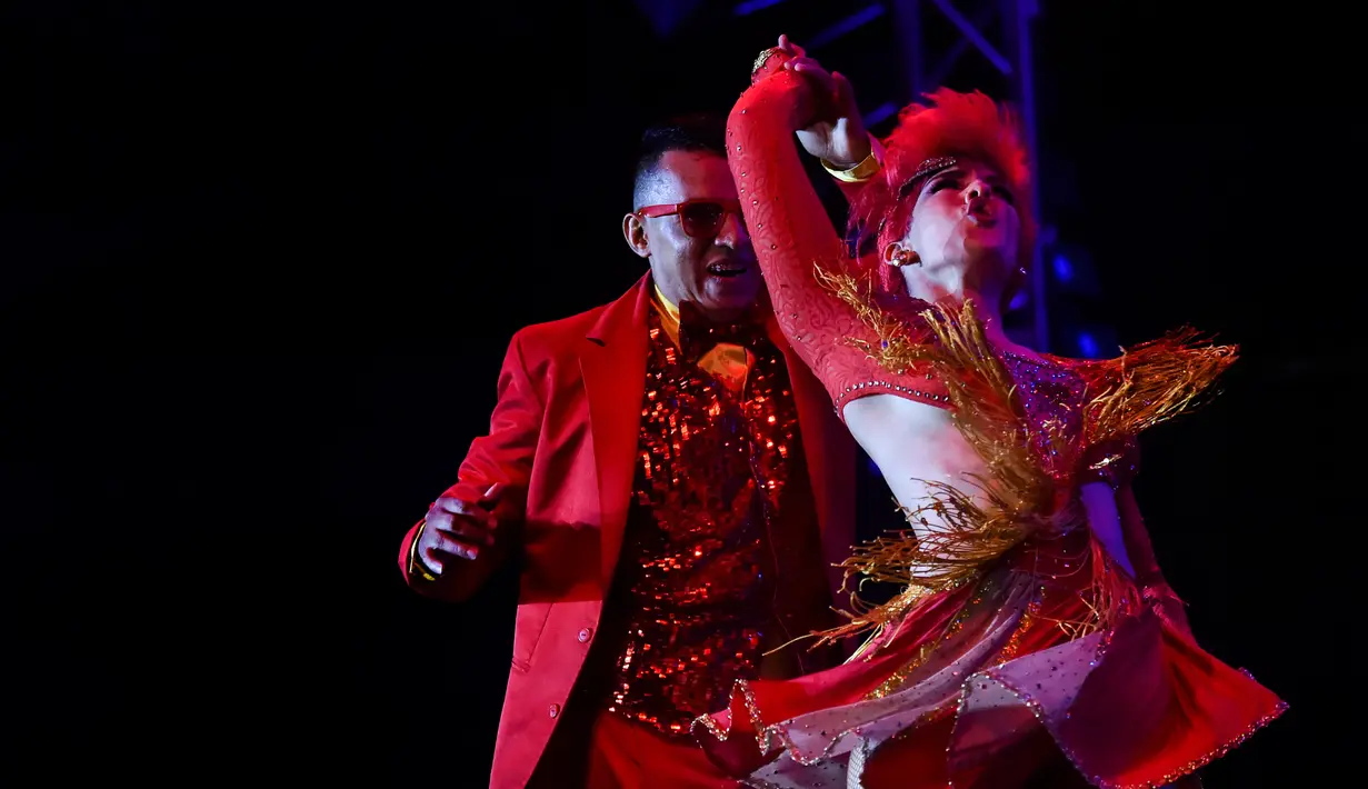 Penari salsa Kolombia, Maria Camila Giraldo (kanan) dan Victor Larrahondo tampil dalam Festival Salsa Dunia XII, di Cali, Kolombia (29/9). Dalam festival tari ini, para penari tampil seksi dan lincah. (AFP Photo/Luis Robayo)