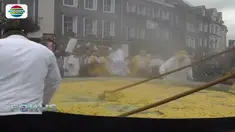 Ratusan orang di Malmedy, Belgia tampak antusias memasak dadar telur atau omelet raksasa.