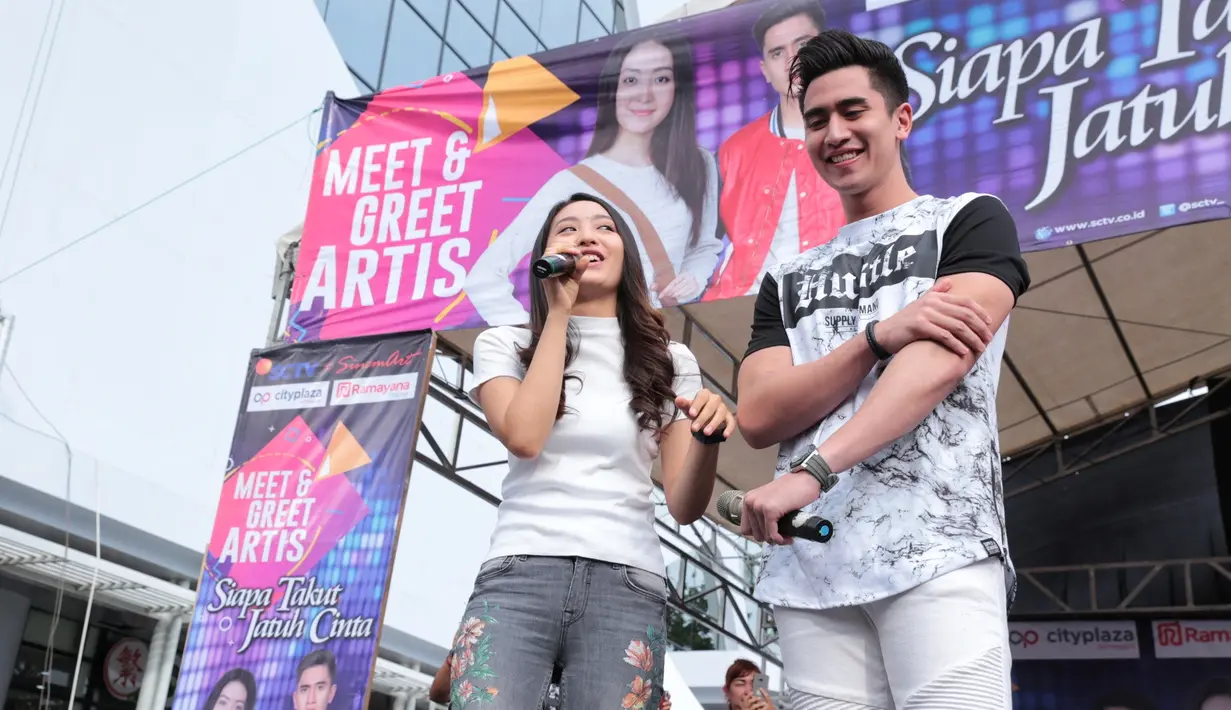 Meski sakit, namun keduanya tetap antusias berada di panggung meet and greet tersebut. Verrell dan Natasha tetap bahagia menyapa para penggemarnya. (Adrian Putra/Bintang.com)