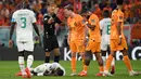 Gelandang Senegal #08 Cheikhou Kouyate terbaring di lapangan setelah mengalami cedera pada pertandingan kedua Grup A Piala Dunia 2022 di Stadion Al-Thumama di Doha, Senin (21/11/2022). Gelandang Timnas Belanda, Frenkie de Jong, secara tidak sengaja menyentuh bagan vital Cheikhou Kouyate saat berebut bola di udara. (OZAN KOSE / AFP)