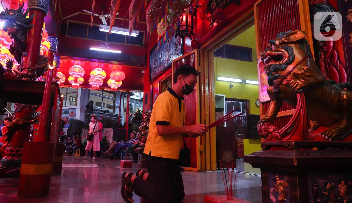 Warga etnis Tionghoa melaksanakan ibadah pada perayaan pergantian tahun baru China (Imlek) di Wihara Amurva Bhumi Karet, Jakarta, Sabtu (21/1/2023). Sembahyang jelang tahun baru Imlek 2574 itu sebagai ungkapan syukur atas segala rezeki dan keselamatan dari Tuhan serta untuk pengharapan kehidupan lebih baik di tahun kelinci air mendatang. (Liputan6.com/Herman Zakharia)