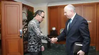Menaker M Hanif Dhakiri menerima kunjungan Duta Besar Amerika untuk Indonesia, Joseph R. Donovan Jr membahas program pemagangan.