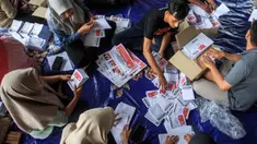 Pekerja melipat surat suara pemilihan presiden yang dijadwalkan pada 14 Februari di Gudang Komisi Pemilihan Umum (KPU) Yogyakarta, Bantul, Kamis (4/1/2024). (DEVI RAHMAN/AFP)
