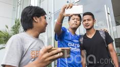 Dengan ramah Gian Zola menerima ajakan para Bobotoh untuk melakukan foto bareng dan juga memberikan tanda tangan kepada para penggemarnya. (Bola.com/Vitalis Yogi Trisna)