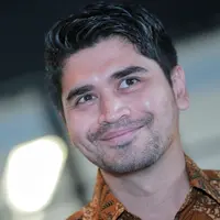 Aktor pemeran film layar lebar, Rizky Hanggono bercerita soal keluarga kecilnya saat ini bersama sang istri dan kedua anaknya. Ia menuturkan tidak ingin menambah anak lagi, namun tak menolak kalau dikaruniai lagi. (Adrian Putra/Bintang.com)