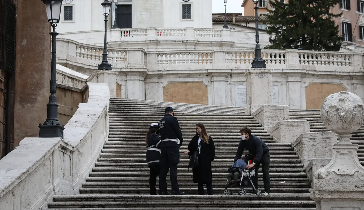 Polisi memeriksa pernyataan diri (self declaration) para pejalan kaki di Roma, Italia, 24 Desember 2020. (Xinhua/Cheng Tingting)