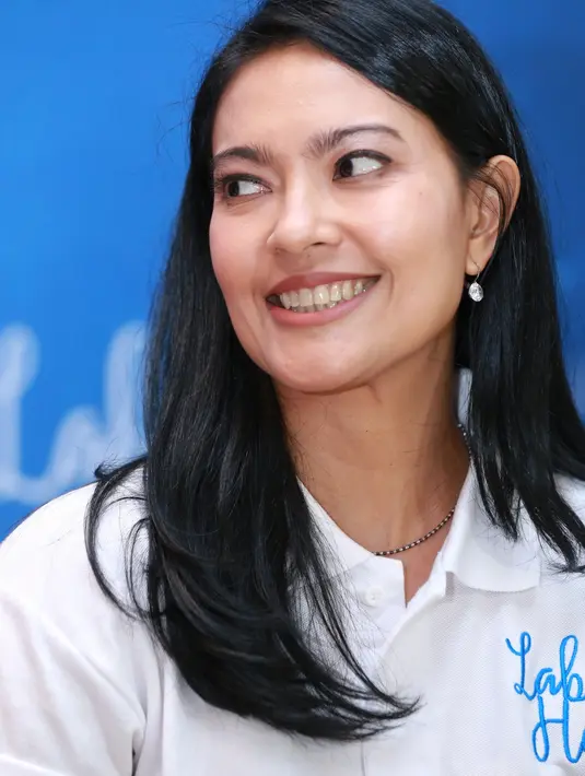 "Banyakan sukanya daripada dukanya. Karena kita syuting kayak liburan. Jadi syuting sambil liburan. Terus lebih mengenal lagi Indonesia terus alam bawah laut yang semua orang enggak bisa dapetin," ujar Lola Amaria, Rabu (29/3). (Adrian Putra/Bintang.com)