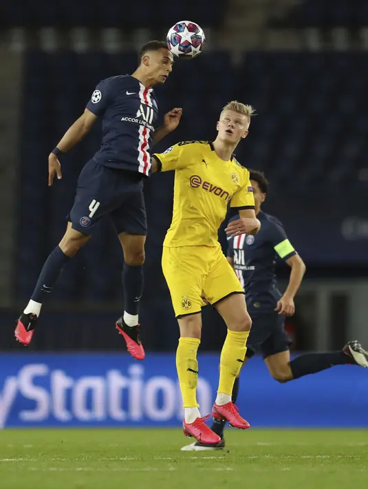 Bek PSG, Thilo Kehrer berebut bola udara dengan penyerang Borussia Dortmund, Erling Haaland pada pertandingan leg kedua babak 16 besar Liga Champions di stadion Parc des Princes, Paris, Prancis (12/3/2020). PSG menang 2-0 atas Dortmund dan melaju ke perempat final. (UEFA via AP)