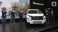 Jajaran Direksi PT Mitsubishi Motors Krama Yudha Sales Indonesia (MMKSI) berfoto disamping mobil New Xpander Cross pada pameran GIIAS 2021 di ICE BSD, Serpong Tangerang, Kamis (11/11/2021). New Xpander dan New Xpander Cross hadir dengan tagline “Be the Life Xpander” (Liputan6.com/HO/Mitsubishi)