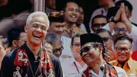 Sama seperti Anies dan Cak Imin, Ganjar dan Mahfud MD juga mengenakan kain selendang yang disematkan di pundak dengan motif wastra Indonesia. Keduanya juga mengenakan lanyard coklat. [@ganjar_pranowo]