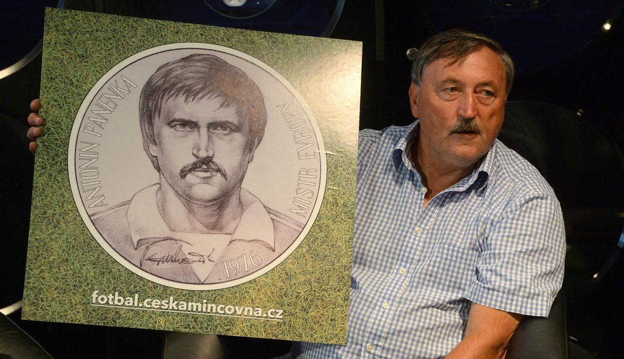 Sejak saat itu, gayanya mengeksekusi penalti dengan men-chip bola ke tengah menjadi trademark-nya dan dikenal dengan istilah "Penalti Panenka" hingga saat ini. (AFP/Michal Cizek)