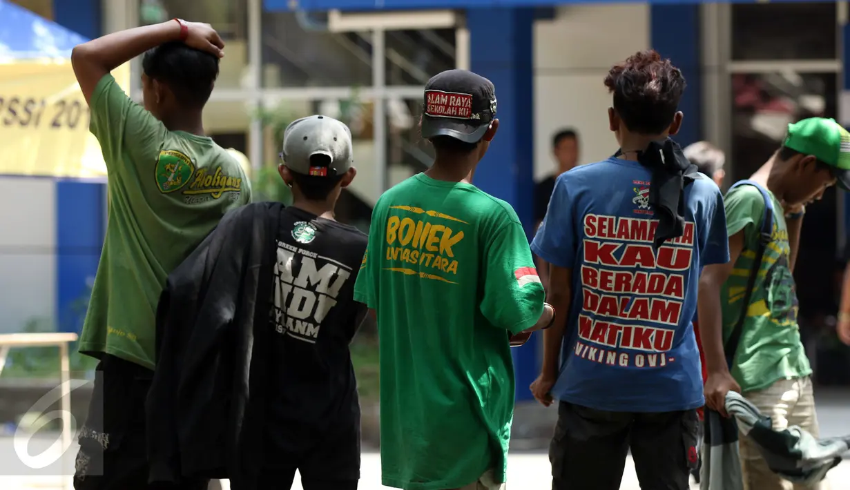 Beberapa suporter klub Persebaya menggunakan kaos bertuliskan semangat di kawasan GOR Padjajaran, Bandung, Sabtu (7/1). Seiring pelaksanaan kongres PSSI 2017, pendukung Persebaya berkumpul di GOR Padjajaran, Bandung. (Liputan6.com/Helmi Fithriansyah)