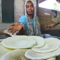 Warga memasak makanan khas Manda berupa jepa (Foto: Liputan6.com/Istimewa)