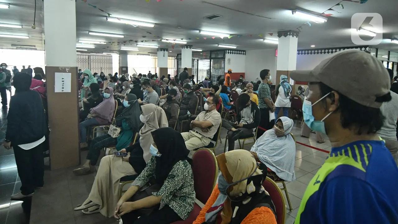 Vaksinasi COVID-19 untuk Warga Usia 18 sampai 50 Tahun di GOR Ciracas