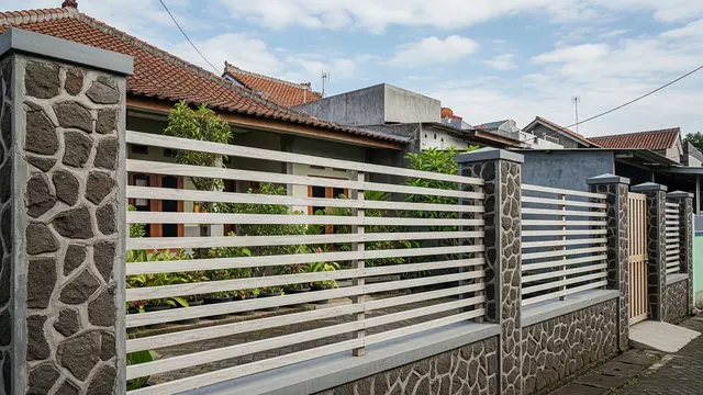 Model Pagar Rumah di Kampung dengan Pilar Batu Andesit (AI Generated)