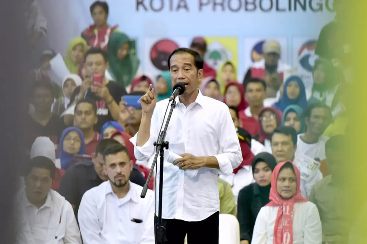 FOTO: Jokowi Tunjukkan Kartu Sakti Saat Kampanye di Probolinggo
