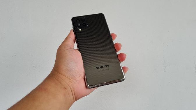 Penampakan Samsung Galaxy M62. (Liputan6.com/Agustinus M. Damar)
