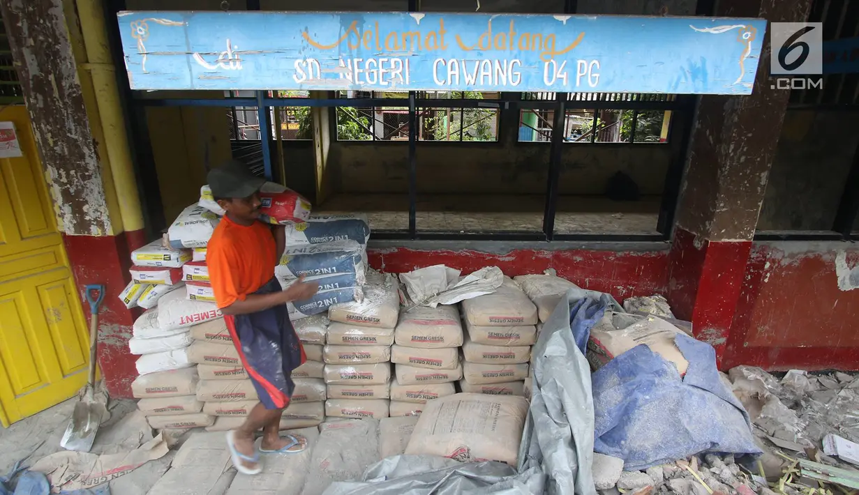 Pekerja menyelesaikan pengerjaan rehabilitasi SDN Cawang 04 di Jakarta, Kamis (23/11). Kepala Dinas Pendidikan DKI Jakarta Sopan Adrianto mengatakan ada 119 sekolah yang direhabilitasi berat. (Liputan6.com/Immanuel Antonius)