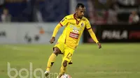 Pemain Sriwijaya FC, Nur Iskandar saat beraksi melawan Arema pada Piala Presiden 2017 di Stadion Manahan, Solo, (26/2/2017). Arema menang 3-1. (Bola.com/Nicklas Hanoatubun)