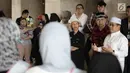 Kepala Protokol Masjid Istiqlal, Abu Hurairah, Corporate Secretary SCM Gilang Iskandar bersama peserta Puteri Muslimah Asia 2018 saat tour Mesjid Istiqlal, Jakarta, Kamis (3/4). (Liputan6.com/Faizal Fanani)